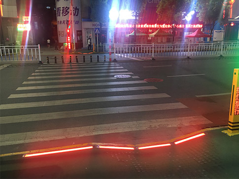 会自动亮灯的感应斑马线你见过吗？